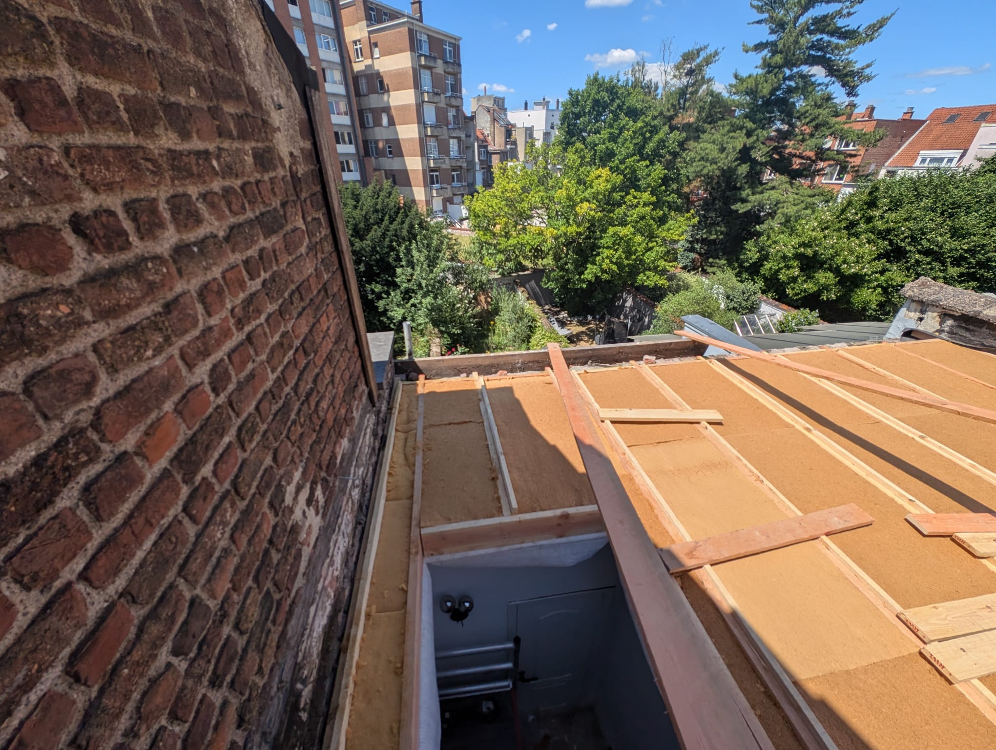 Isolation écologique en laine de bois sur toiture en rénovation